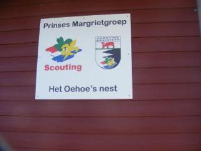 bordje op gebouw scouting met tekst 'Prinses Margriet groep' en 'Het Oehoe nest'. 