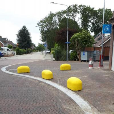 kruising Dorpsstraat-Nieuwstraat met gele stootblokken