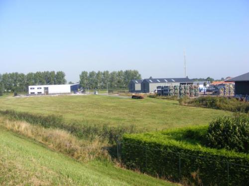 Bedrijventerrein Bruinisse met op voorgrond grasveld