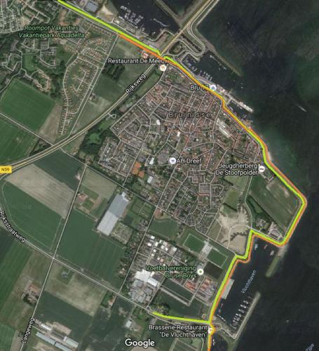 luchtfoto van Bruinisse met daarop aangegeven de route van de kustboulevard