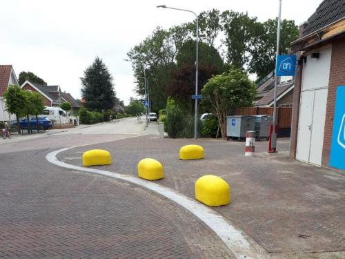 kruising Dorpsstraat-Nieuwstraat met gele stootblokken