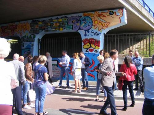 grote groep mensen onder het viaduct tijdens de presentatie van de beschildering