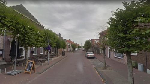 Oudestraat in Bruinisse, zicht richting haven. Links het terras van het hotel